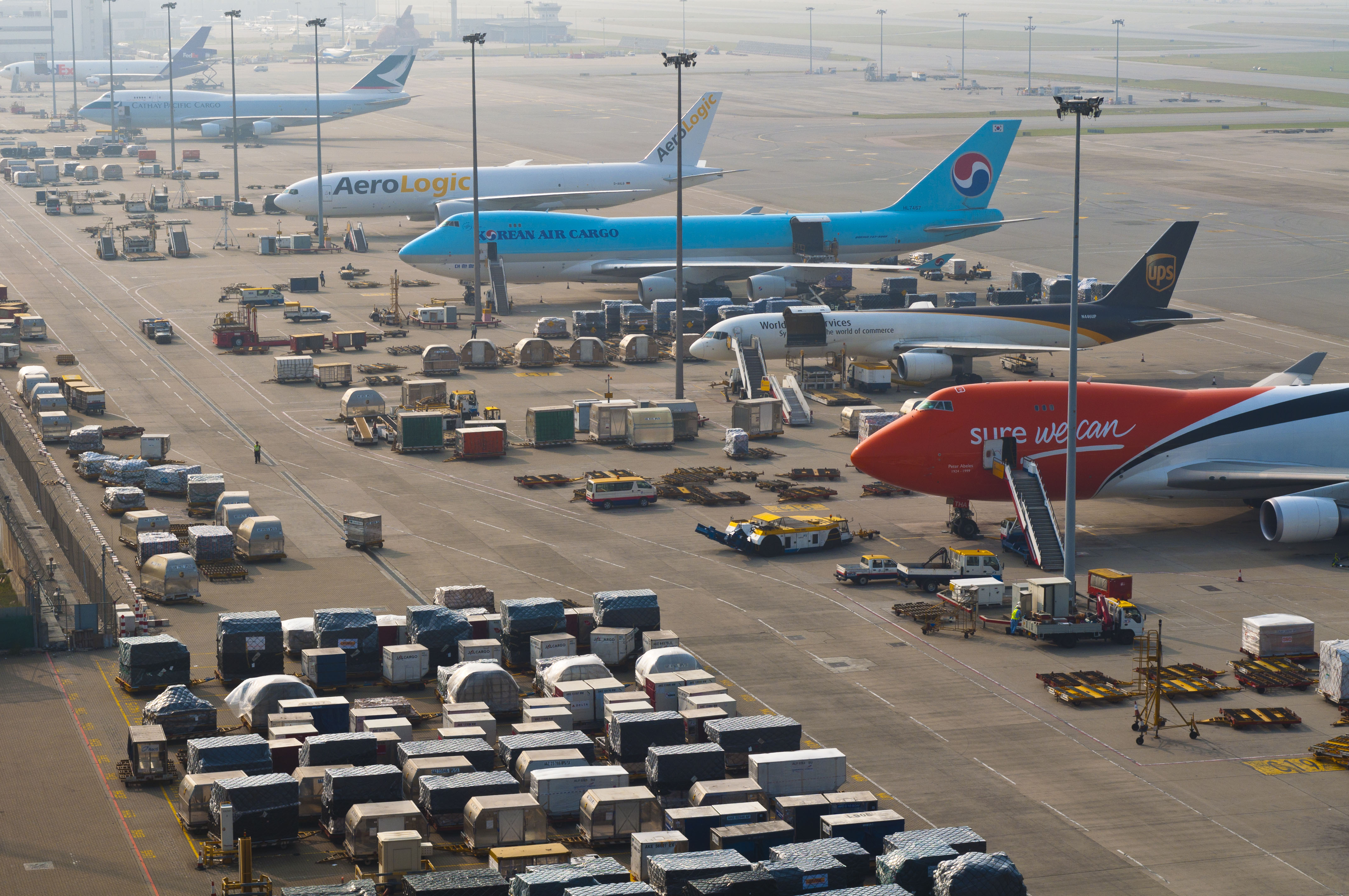 Грузовой аэропорт телефон. Hong Kong Air Cargo. Hong Kong Cargo Airport. Air Cargo Terminal. Грузовой аэропорт.