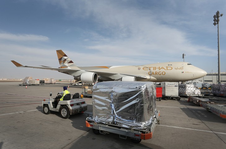 https://www.aircargonews.net/wp-content/uploads/pics/csm_Thermo_blanket_ULD_being_loaded_onto_an_Etihad_Cargo_747_-_Resize_3f992aa717.jpg